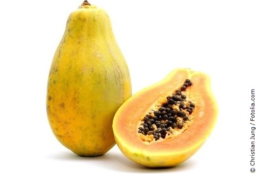 Papaya mit weißem Hintergrund